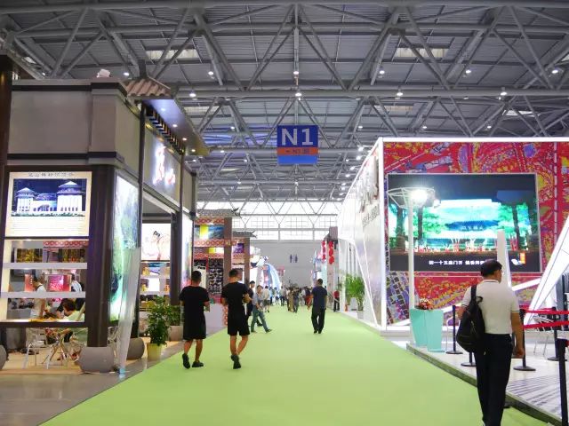 漆彩華章·藝創未來——四川美術學院漆藝研修班學員參觀第六屆重慶文化產業博覽會